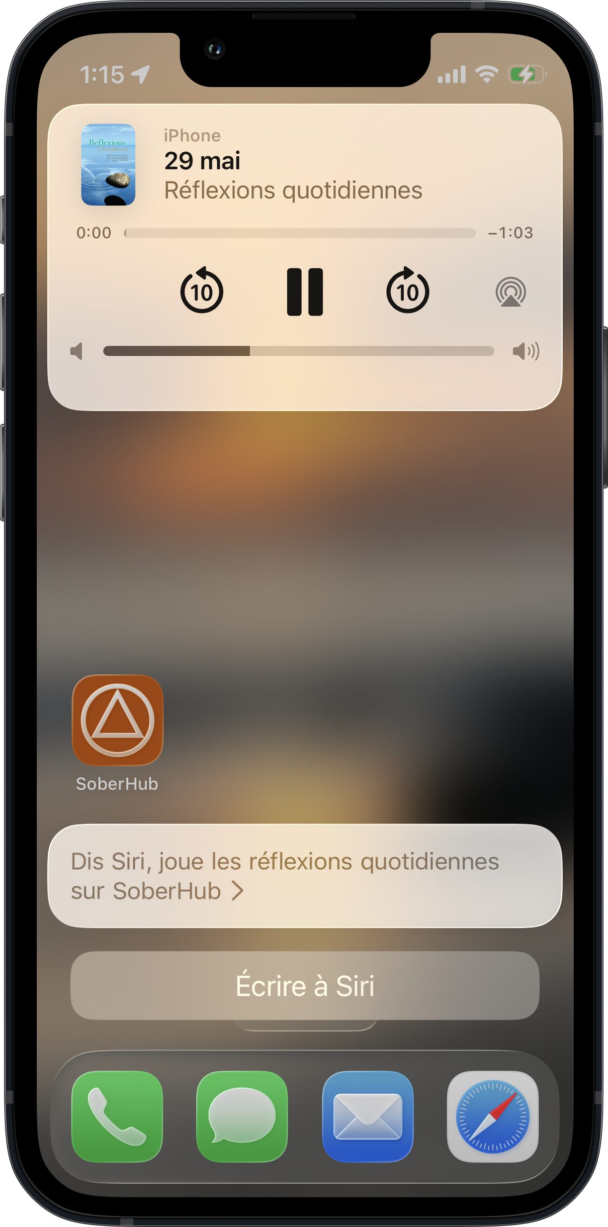 iPhone montrant Siri répondant à une demande de lecture de la réflexion du jour sur SoberHub