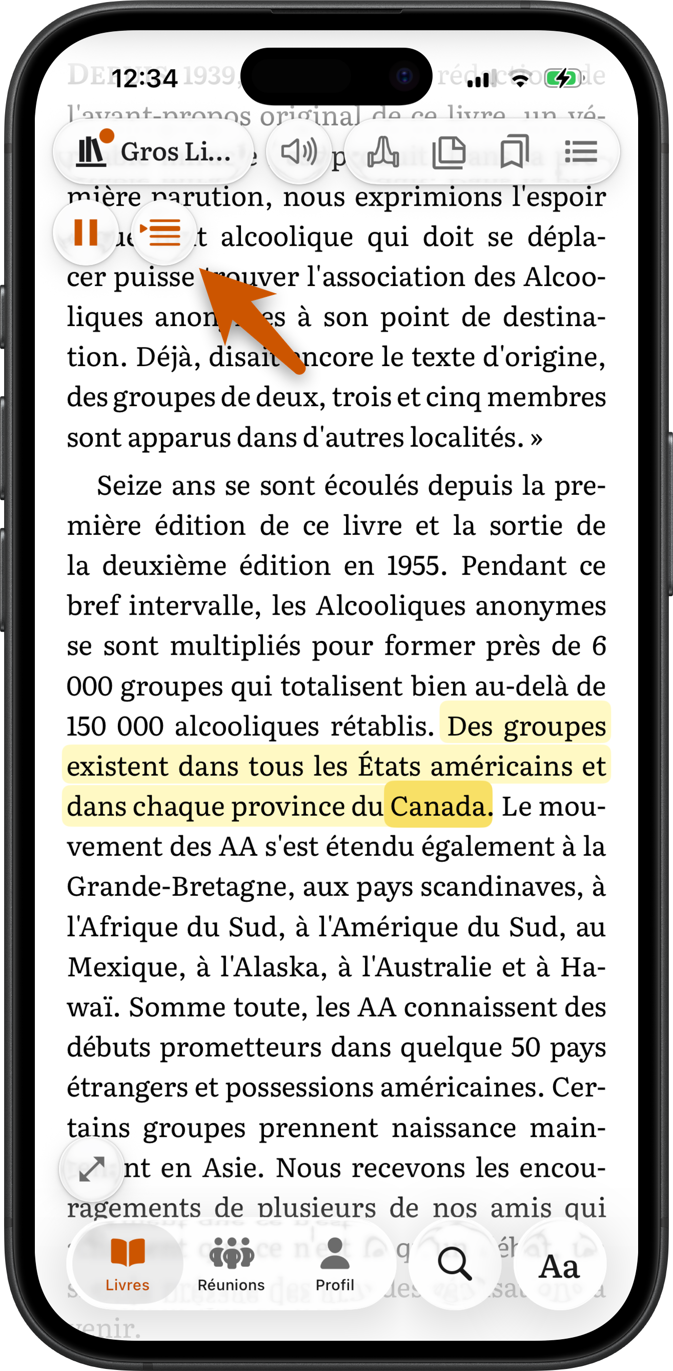 Une page du Gros Livre dans SoberHub avec la phrase en cours de lecture surlignée, et le mini-lecteur flottant en haut avec une flèche vers son bouton Sync
